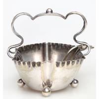 Вазочка для маринадов с ложкой-шумовкой. Металл, серебрение. James Deakin & Sons, Великобритания, конец ХIХ века