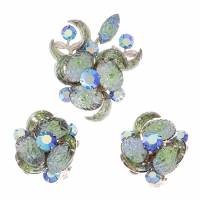 Комплект "Ледяной цветок": брошь и клипсы от Judy Lee. Австрийские кристаллы голубого цвета, художественное стекло, бижутерный сплав серебряного тона. США, 1970-е гг.