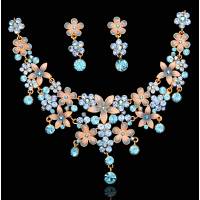 Комплект "Нежные незабудки": ожерелье и серьги-пусеты от Arrina. Австрийские кристаллы голубого цвета,  цветные эмали, голубые стразы, бижутерный сплав золотого тона. Гонконг, 2005 год