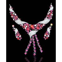Комплект "Изольда": ожерелье и серьги-пусеты от Arrina. Австрийские кристаллы рубинового и розового цвета, прозрачные стразы, бижутерный сплав серебряного тона. Гонконг, 2005 год