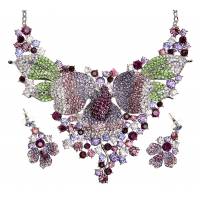 Комплект "Манон" от Arrina: ожерелье и серьги-пусеты. Австрийские кристаллы аметистового цвета, разноцветные стразы, бижутерный сплав серебряного тона. Гонконг, 2005