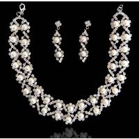 Комплект "Белый вальс"от Arrina: ожерелье и серьги-пусеты. Искусственный жемчуг, прозрачные стразы, бижутерный сплав серебряного тона. Гонконг, 2005