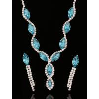 Комплект "Голубая лагуна" от Arrina: ожерелье и серьги-пусеты. Кристаллы нежно-голубого цвета, прозрачные стразы, бижутерный сплав серебряного тона. Гонконг, 2000-е гг.