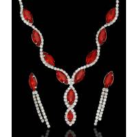 Комплект "Желание" от Arrina: ожерелье и серьги-пусеты. Кристаллы красного цвета, прозрачные стразы, бижутерный сплав серебряного тона. Гонконг, 2000-е гг.