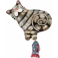 Брошь "Котик с рыбкой",  ручная авторская работа. Керамика, роспись, глазуровка. Россия