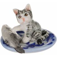 Статуэтка миниатюрная "Кот с рыбкой на тарелке". Фарфор, роспись, ручная работа. Высота 3 см. Таиланд