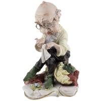 Винтажная статуэтка "Гном за починкой белья". Высота 14,5 см. Фарфор. Capodimonte, Италия, вторая половина 20 века