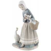 Статуэтка фарфоровая "Девушка с гусями", винтаж, Высота 22,5 см, Lladro, Испания, вторая половина 20 века
