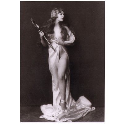 Девушка с кинжалом. Репродукция с антикварной фотографии начала ХХ века