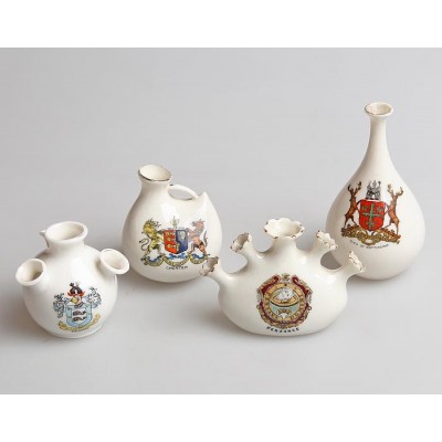 Комплект из 4-х миниатюрных коллекционных ваз. Фарфор, деколь золочение. Великобритания, вторая половина ХХ века Комплект из 4-х миниатюрных коллекционных ваз. Фарфор, деколь золочение. Великобритания, вторая половина ХХ века