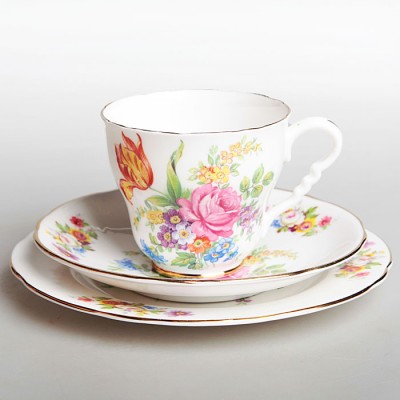 Чайное трио "Королевский букет". Фарфор, деколь, золочение. Royal Stafford, Великобритания, 1970 -е гг Чайное трио "Королевский букет". Фарфор, деколь, золочение. Royal Stafford, Великобритания, 1970 -е гг