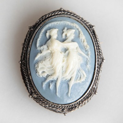 Брошь-камея "Две девушки". Металл, смола. Hollywood, США, 1930 -е гг Брошь-камея "Две девушки". Металл, смола. Hollywood, США, 1930 -е гг