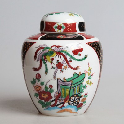 Чайница в стиле имари. Фарфор, деколь, подрисовка, золочение. Imari, Япония, середина ХХ века Чайница в стиле имари. Фарфор, деколь, подрисовка, золочение. Imari, Япония, середина ХХ века