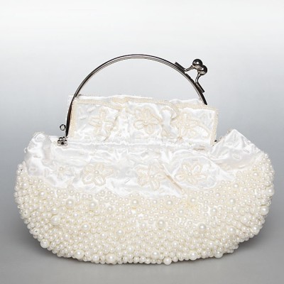 Сумочка вечерняя от Arrina из коллекции "Vintage Look Сollection", белый атлас, бисер, искусственный жемчуг, металл. Гонконг, 2010 год Сумочка вечерняя от Arrina из коллекции "Vintage Look Сollection", белый атлас, бисер, искусственный жемчуг, металл. Гонконг, 2010 год