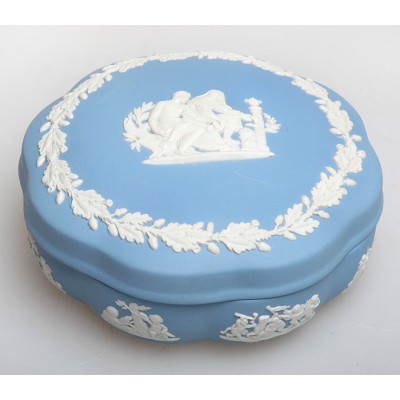 Шкатулка круглая. Голубой бисквит, Wedgwood, Великобритания, конец ХХ века Шкатулка круглая. Голубой бисквит, Wedgwood, Великобритания, конец ХХ века