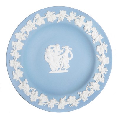 Тарелка декоративная. Голубой бисквит, рельеф белого цвета. Wedgwood, Великобритания, конец ХХ века Тарелка декоративная. Голубой бисквит, рельеф белого цвета. Wedgwood, Великобритания, конец ХХ века