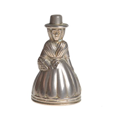 Колокольчик миниатюрный "Дама в валлийском костюме". Металл серебристого цвета, Великобритания, первая половина ХХ века