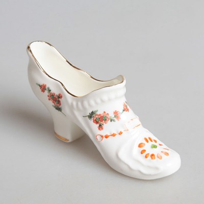 Башмачок, костяной фарфор, деколь, рельеф, золочение. A and J Middleton, Великобритания, середина ХХ века Башмачок, костяной фарфор, деколь, рельеф, золочение. A and J Middleton, Великобритания, середина ХХ века