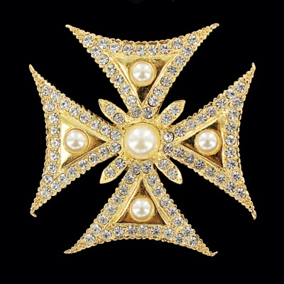Брошь " Мальтийский крест" от Sphinx, искусственный жемчуг, стразы, бижутерный сплав золотого тона. Великобритания, 1990-е годы Брошь " Мальтийский крест" от Sphinx, искусственный жемчуг, стразы, бижутерный сплав золотого тона. Великобритания, 1990-е годы