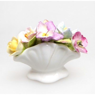 Декоративная корзиночка с цветами. Фарфор, лепка, роспись. Coalport, Великобритания, 1960-гг. Декоративная корзиночка с цветами. Фарфор, лепка, роспись. Coalport, Великобритания, 1960-гг.