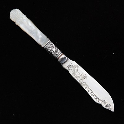 Нож для масла с перламутровой ручкой. Металл, серебрение, гравировка, резьба, перламутр. Западная Европа, начало ХХ века Нож для масла с перламутровой ручкой. Металл, серебрение, гравировка, резьба, перламутр. Западная Европа, начало ХХ века