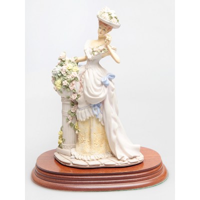 Статуэтка "Констанс". Смола, роспись, дерево. Leonardo Collection, Великобритания, 1992 год Статуэтка "Констанс". Смола, роспись, дерево. Leonardo Collection, Великобритания, 1992 год