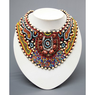 Ожерелье-воротник "Цветные узоры". Разноцветный бисер, деревянные бусины, ручная работа. Гонконг, 2010 год Ожерелье-воротник "Цветные узоры". Разноцветный бисер, деревянные бусины, ручная работа. Гонконг, 2010 год