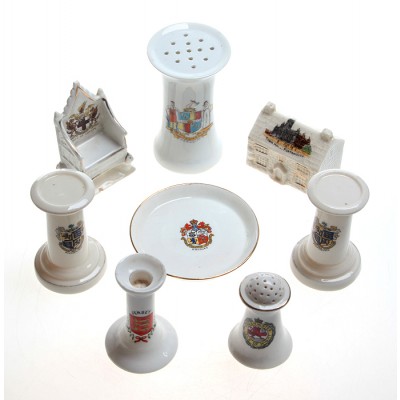 Набор из 8 фарфоровых миниатюр. Фарфор, деколь, золочение. Западная Европа, вторая половина ХХ века Набор из 8 фарфоровых миниатюр. Фарфор, деколь, золочение. Западная Европа, вторая половина ХХ века