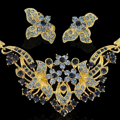 Комплект "Тайное свидание" от Arrina: ожерелье и серьги-клипсы, кристаллы и стразы синих и голубых оттенков, бижутерный сплав золотого тона. Гонконг, 2010.
