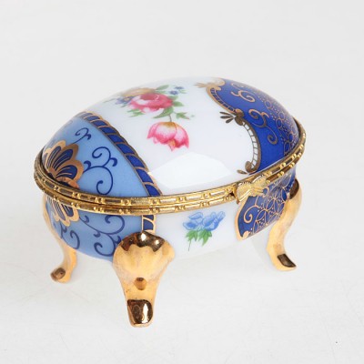 Шкатулка для мелочей. Фарфор, деколь с подрисовкой, золочение. Западная Европа, 1970-е гг. Шкатулка для мелочей. Фарфор, деколь с подрисовкой, золочение. Западная Европа, 1970-е гг.