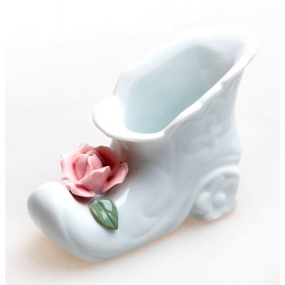 Башмачок декоративный. Фарфор, роспись, рельеф. Западная Европа, 1960-е гг. Башмачок декоративный. Фарфор, роспись, рельеф. Западная Европа, 1960-е гг.