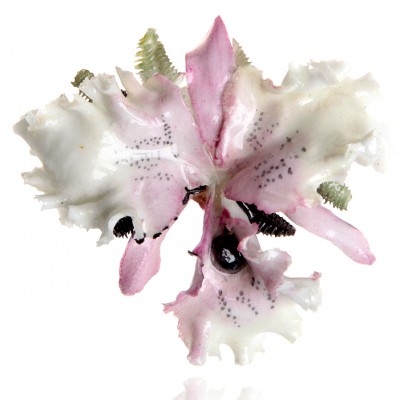 Брошь "Орхидея". Фарфор, роспись, ручная работа. Royal Crown Derby, Великобритания, 1930-е гг. Брошь "Орхидея". Фарфор, роспись, ручная работа. Royal Crown Derby, Великобритания, 1930-е гг.