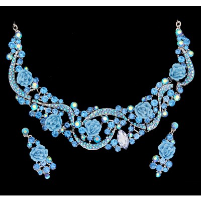 Комплект "Голубые розы": ожерелье и серьги-пусеты от Arrina. Австрийские кристаллы голубого цвета,  кристаллы Aurora Borealis, акрил, голубая эмаль, бижутерный сплав серебряного тона. Гонконг, 2005 год