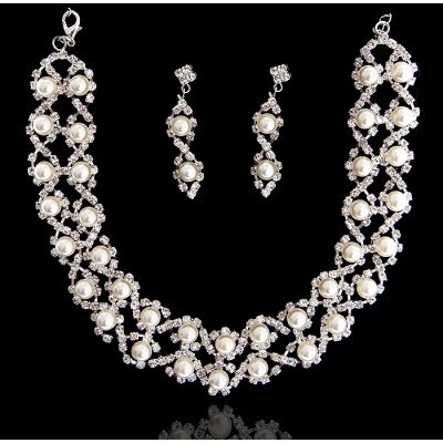 Комплект "Белый вальс"от Arrina: ожерелье и серьги-пусеты. Искусственный жемчуг, прозрачные стразы, бижутерный сплав серебряного тона. Гонконг, 2005