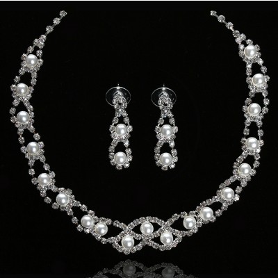Комплект "Симона" от Arrina: ожерелье и серьги-пусеты. Искусственный жемчуг, прозрачные стразы, бижутерный сплав серебряного тона. Гонконг, 2005