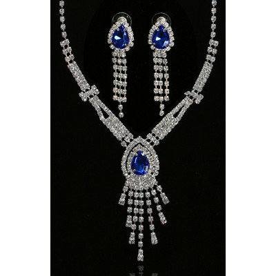 Комплект "Венера" от Arrina: ожерелье и серьги-пусеты. Кристаллы сапфирового цвета, прозрачные стразы, бижутерный сплав серебряного тона. Гонконг, 2005