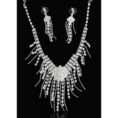Комплект "Чистые лучи" от Arrina: ожерелье и серьги-пусеты. Прозрачные кристаллы и стразы, бижутерный сплав серебряного тона. Гонконг, 2005