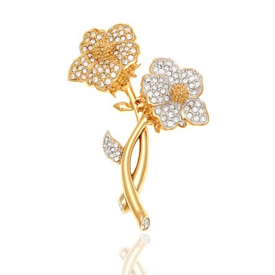 Брошь "Два цветка" от Swarovski. Прозрачные кристаллы Сваровски, бижутерный сплав золотого тона. США, 2000-е гг. Брошь "Два цветка" от Swarovski. Прозрачные кристаллы Сваровски, бижутерный сплав золотого тона. США, 2000-е гг.
