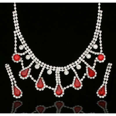Комплект "Рубиновые капли" от Arrina: ожерелье и серьги-пусеты. Кристаллы рубинового цвета, прозрачные стразы, бижутерный сплав серебряного тона. Гонконг, 2000-е гг.