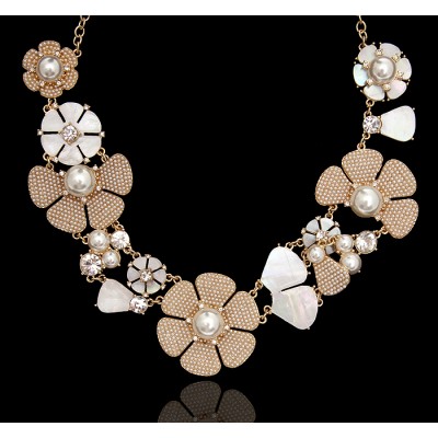 Ожерелье "Белые цветы" от Arrina. Искусственный жемчуг, перламутр, прозрачные кристаллы и стразы, бижутерный сплав золотого тона. Гонконг, 2000-е гг. Ожерелье "Белые цветы" от Arrina. Искусственный жемчуг, перламутр, прозрачные кристаллы и стразы, бижутерный сплав золотого тона. Гонконг, 2000-е гг.