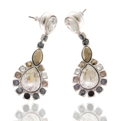 Серьги-пусеты "Легкий штрих" от Swarovski. Крупные кристаллы Сваровски, стразы, бижутерный сплав серебряного тона. США, 2000-е гг. Серьги-пусеты "Легкий штрих" от Swarovski. Крупные кристаллы Сваровски, стразы, бижутерный сплав серебряного тона. США, 2000-е гг.