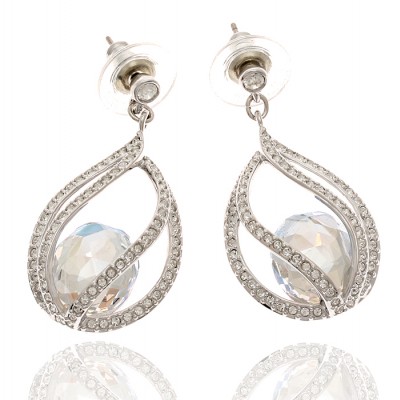 Серьги-пусеты "Дэзи" от Swarovski. Крупные кристаллы Сваровски, стразы, бижутерный сплав серебряного тона. США, 2000-е гг. Серьги-пусеты "Дэзи" от Swarovski. Крупные кристаллы Сваровски, стразы, бижутерный сплав серебряного тона. США, 2000-е гг.