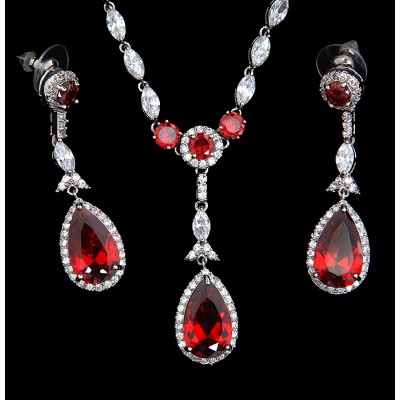 Комплект "Алхимия страсти": ожерелье и серьги-пусеты. Крупные кристаллы рубинового цвета, прозрачные кристаллы и стразы, бижутерный сплав серебряного тона. Гонконг, 2000-е гг.