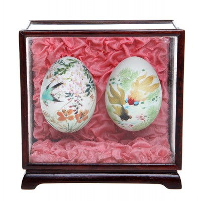 Пара пасхальных яиц в прозрачной шкатулке.  Натуральное куриное яйцо полое внутри, ручная роспись. Китай, вторая половина ХХ века