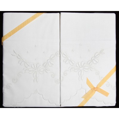 Пара наволочек. Ирландский лен, ручная вышивка. Размер 75 х 48 см. Housewife Style, Ирландия, 1960-е гг. Пара наволочек. Ирландский лен, ручная вышивка. Размер 75 х 48 см. Housewife Style, Ирландия, 1960-е гг.