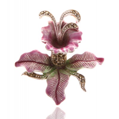 Брошь "Лилия". Цветные эмали, стразы, бижутерный сплав серебряного тона. Западная Европа, 1960-е гг. Брошь "Лилия". Цветные эмали, стразы, бижутерный сплав серебряного тона. Западная Европа, 1960-е гг.