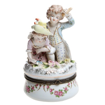 Музыкальная шкатулка "Дети рвут цветы" в стиле Мейсен. Фарфор, роспись, золочение, ручная работа. Высота 17 см. Западная Европа, конец XX века. Музыкальная шкатулка "Дети рвут цветы" в стиле Мейсен. Фарфор, роспись, золочение, ручная работа. Высота 17 см. Западная Европа, конец XX века.