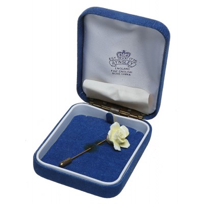 Брошь "Белая роза". Фарфор, роспись, бижутерный сплав золотого тона. Aynsley, Великобритания, вторая половина ХХ века Брошь "Белая роза". Фарфор, роспись, бижутерный сплав золотого тона. Aynsley, Великобритания, вторая половина ХХ века