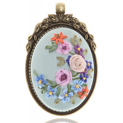 Кулон-подвес в стиле рококо. Натуральный шелк, французская вышивка, ювелирный сплав "старое золото". Ручная авторская работа. Россия Кулон-подвес в стиле рококо. Натуральный шелк, французская вышивка, ювелирный сплав "старое золото". Ручная авторская работа. Россия