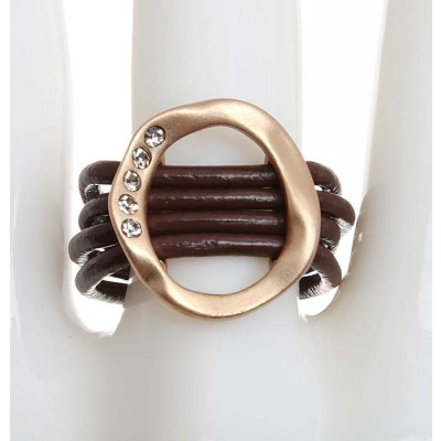 Кольцо коктейльное "Фортуна". Натуральная кожа коричневого цвета, прозрачные стразы, гипоаллергенный бижутерный сплав золотого тона. Krikos, Испания Кольцо коктейльное "Фортуна". Натуральная кожа коричневого цвета, прозрачные стразы, гипоаллергенный бижутерный сплав золотого тона. Krikos, Испания